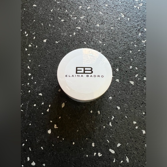 ELAINA BADRO | Loose Powder in Light - Picture 2 of 5